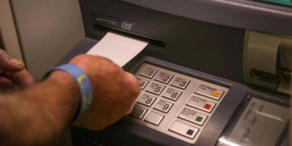 Σοκ στα ΑΤΜ για τους απόστρατους – Κούρεμα έως 75% στα αναδρομικά